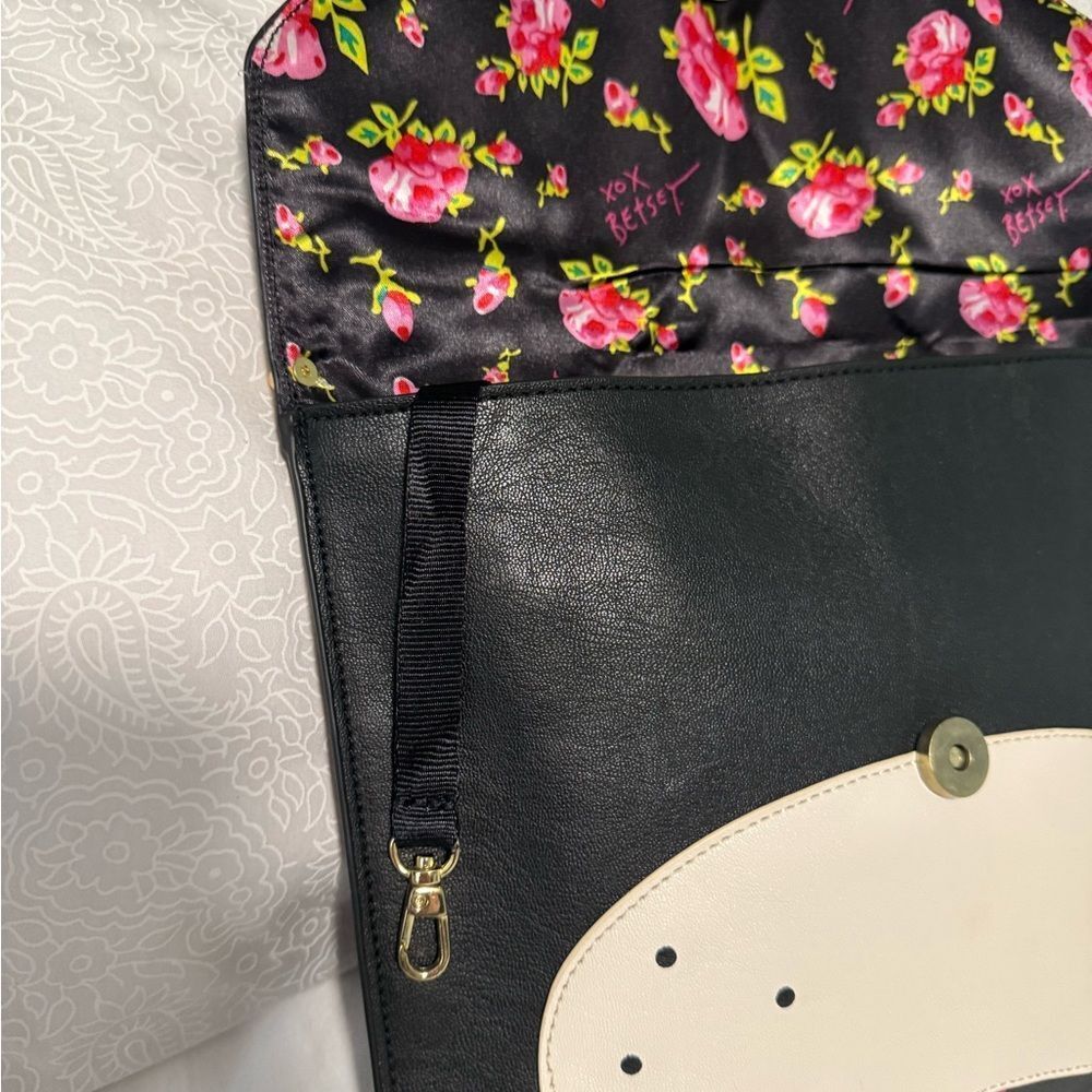 Betsy Johnson Novelty Dog Face bag with gold crossbody chain. Like new condition - Picture 8 of 11